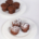 drei Muffins mit Schokolade und Nougat auf weißem Teller, mit Puderzucker bestäubt