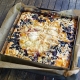 Obstkuchen mit verschiedenen frischen Früchten, gerade gebacken und noch auf dem Backblech