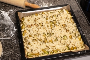 Backblech mit Hefeteig, Zwetschgen und Streuseln belegt