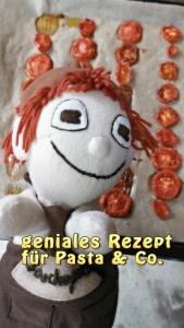 Handpuppe Schokopuck, im Hintergrund Backblech mit Scheiben von Tomaten