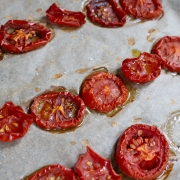 Scheiben von angetrockneten Tomaten auf Backpapier