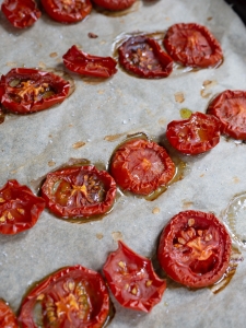 Tomaten angetrocknete Scheiben auf Backpapier