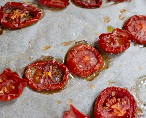 Scheiben von angetrockneten Tomaten auf Backpapier