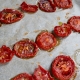 Scheiben von angetrockneten Tomaten auf Backpapier